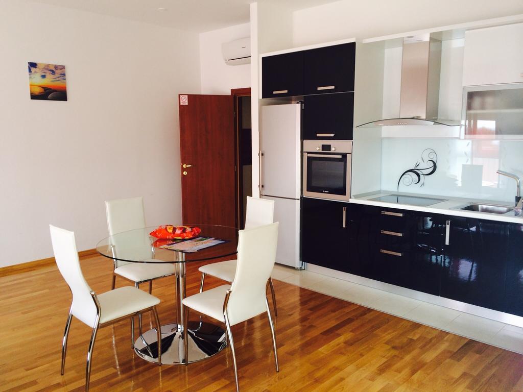 Adela Apartments - Beach Znjan Split *